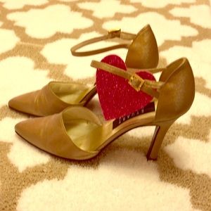 🌹 Pretty In Gold Stuart Weitzman Heels 🌹